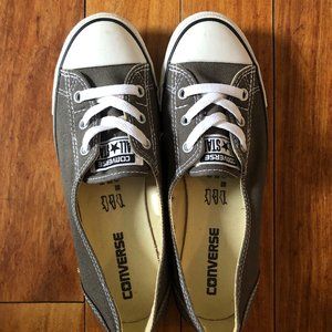Converse sneakers (NEW)